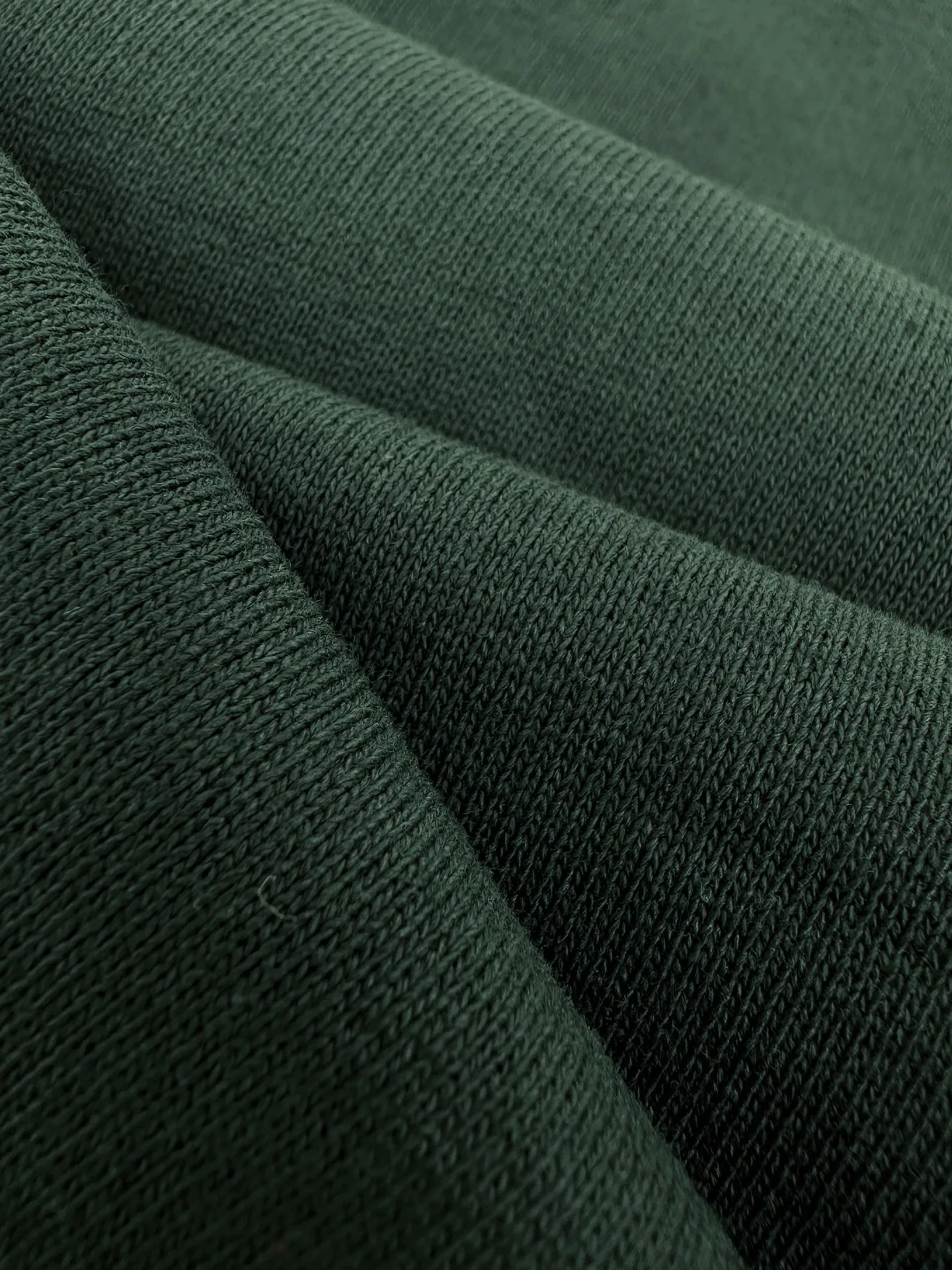 Women's Acne Studios embroidered logo sweatshirt, custom-dyed in cloud-like brushed fleece cotton, has a smooth drape, is soft and skin-friendly. Wearing a dark forest green as the base, the soft cloth texture is rich in layers, and the low-saturated green tone reveals a quiet and luxurious literary and artistic atmosphere. The iconic Acne Studios embroidered logo is embellished on the chest, simple yet recognizable. The neckline is designed with a Classic triangular panel structure and a high level of detail. The soft and slightly loose off-the-shoulder silhouette is just right to accommodate the lines of the shoulders and back. The moderate length is matched with a cuffed ribbed hem to freely modify the body shape. The ingenuity is hidden in the simple body, allowing a sense of relaxation throughout daily life. 1. Imported machine embroidery uses advanced computer control systems and precision mechanical components to precisely create the iconic Acne Studios logo embroidery, with smooth and delicate lines and a full sense of sophistication. 2. Enzyme washing treatment: The fabrics have been fermented and washed to give them a better hand feel and texture. They are not easy to deform, shrink or fade, and maintain long-term beauty. Accessories: Customized 1:1 Acne trademark Fit: Loose fit Size: S M L Style number: EE